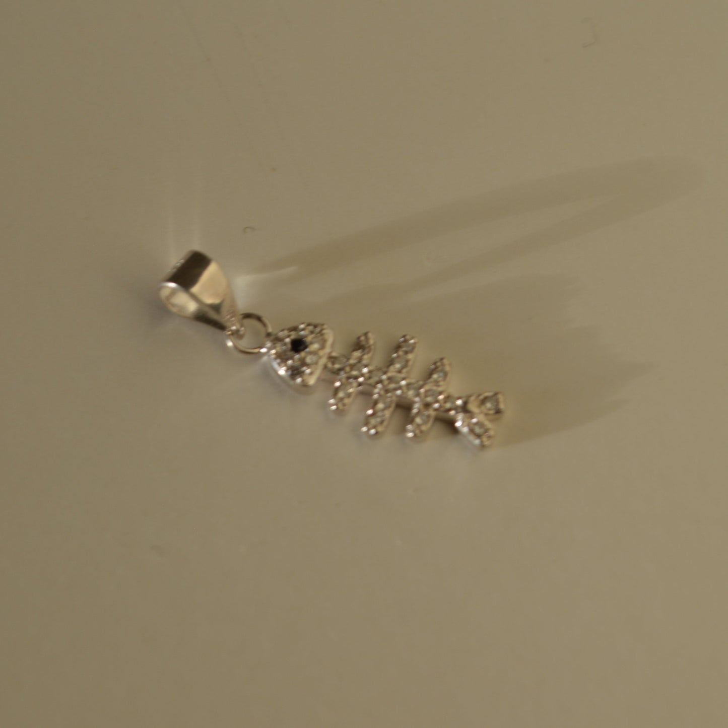 Only dead fish go w/ the flow | Dije zirconias plata 925
