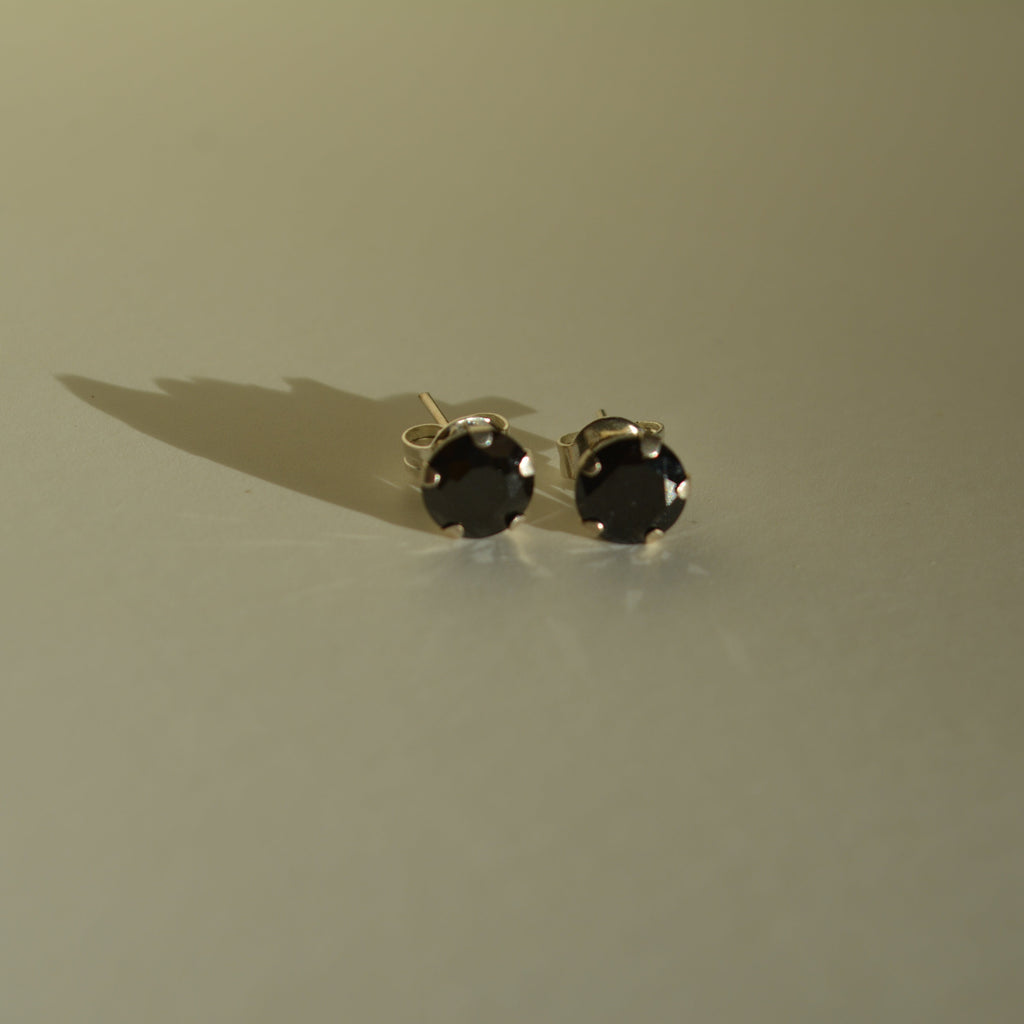 Black | Medium studs