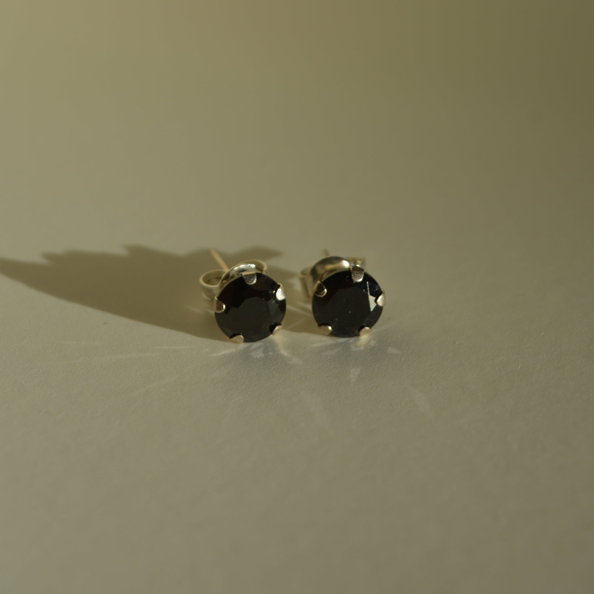 Black | Medium studs